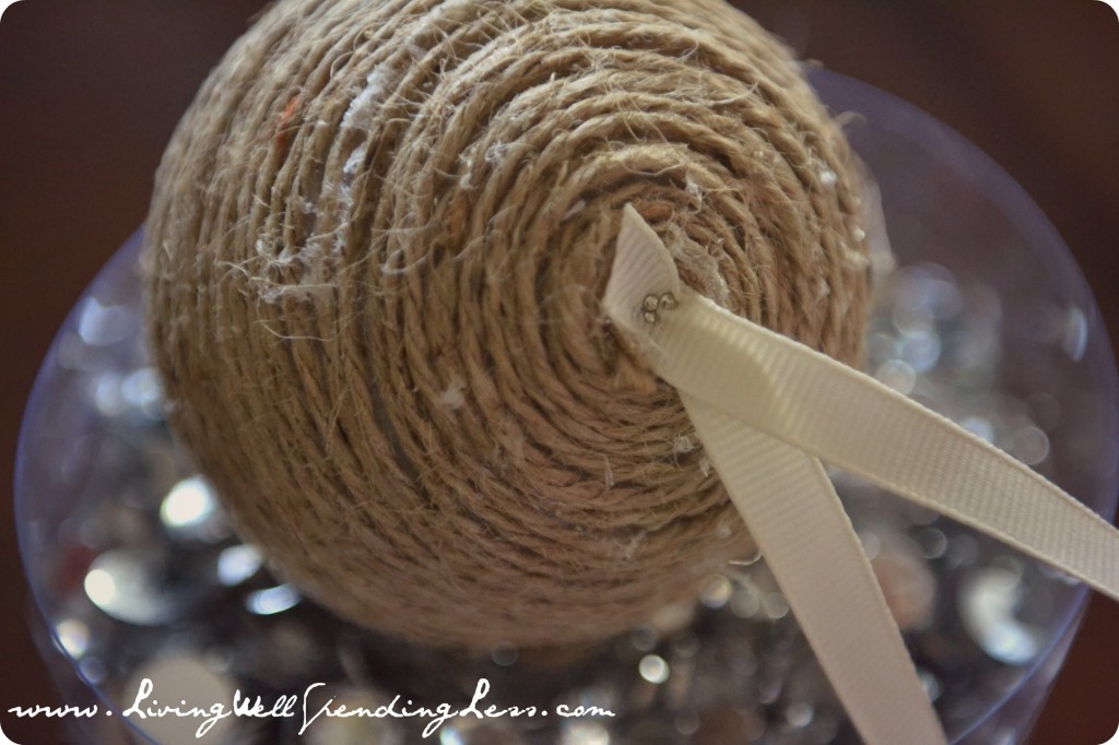 Jute covered ornament--Cute & easy project to do with kids! #kids #Christmas #crafts