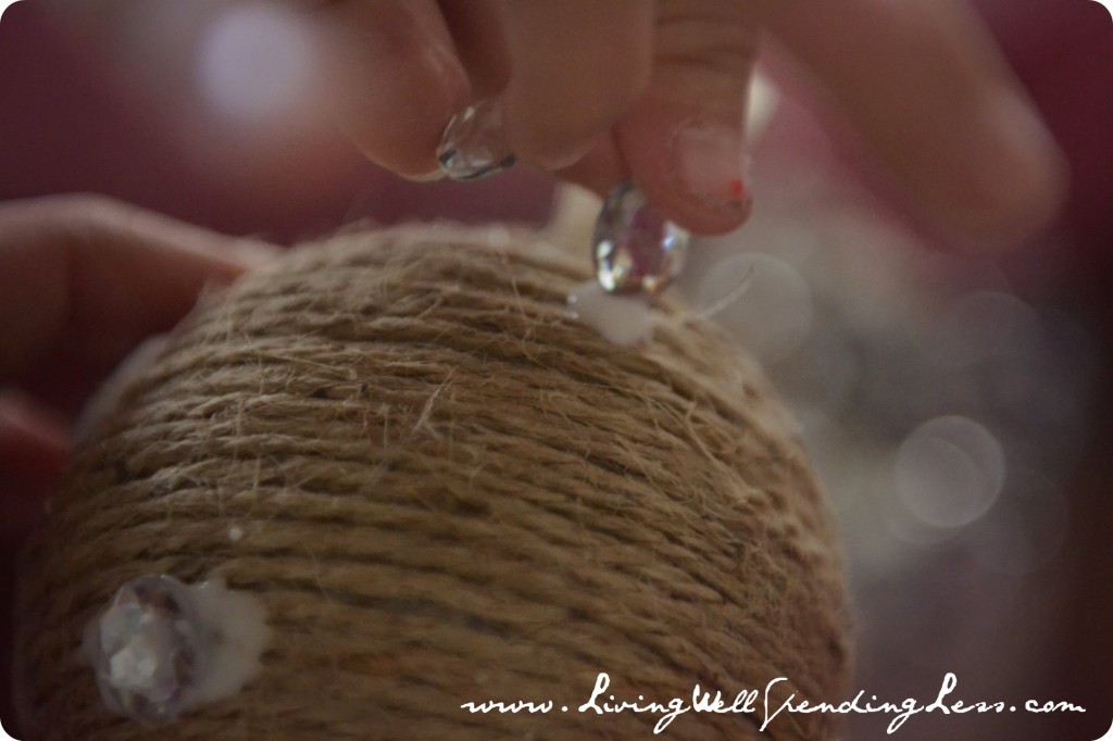 Jute covered ornament {DiY}-Cute & easy project to do with kids! #kids #Christmas #crafts