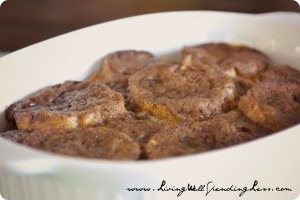 Easy Overnight French Toast {with Warm Maple Butter Syrup} The perfect brunch recipe--make the night before, then bake just before serving! SO yummy! #brunch #recipe #breakfast
