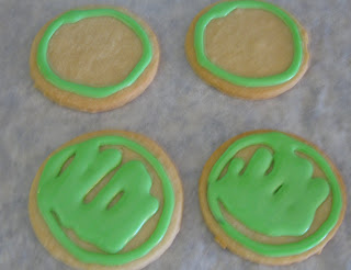 Fill in the sugar cookies using the icing bags. 