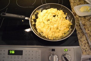 After one minute, stir the scrambled eggs one more time. 