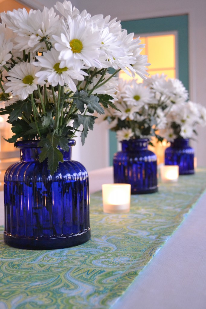 Daisy themed birthday tablescape with easy DIY fabric table runner. 