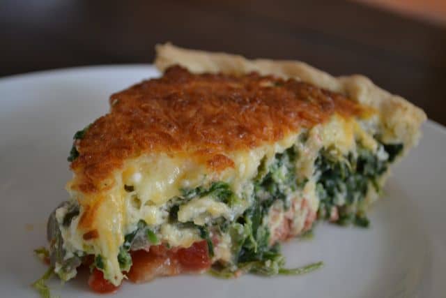 Need a delicious and easy recipe? This simple vegetarian quiche is a quick fix packed with fresh or frozen veggies which makes it a great stockpile meal!
