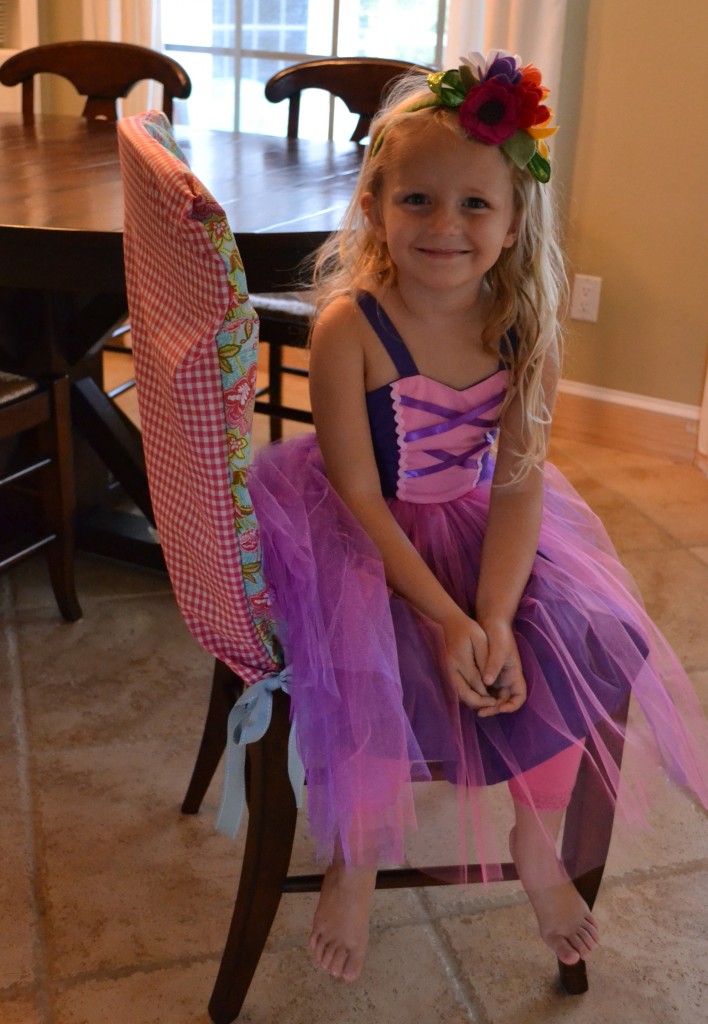 This DIY Simple Chair Slipcover gets the seal of approval! 