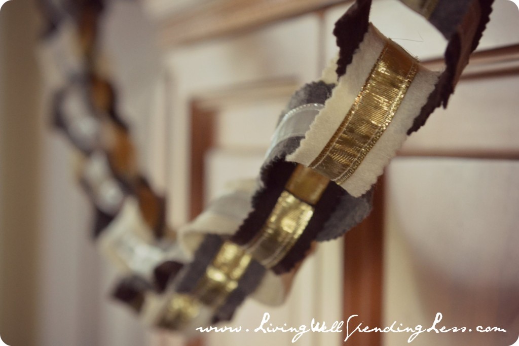 This DIY felt chain makes great decor. 