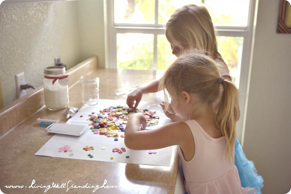 The kids can have fun sorting the buttons by colors