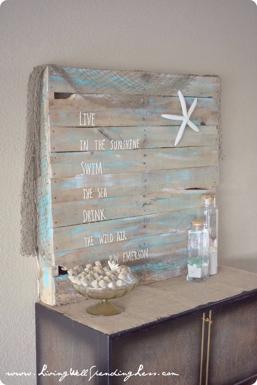 This beach side art was made with a pallet--an easy DIY project that looks adorable. 