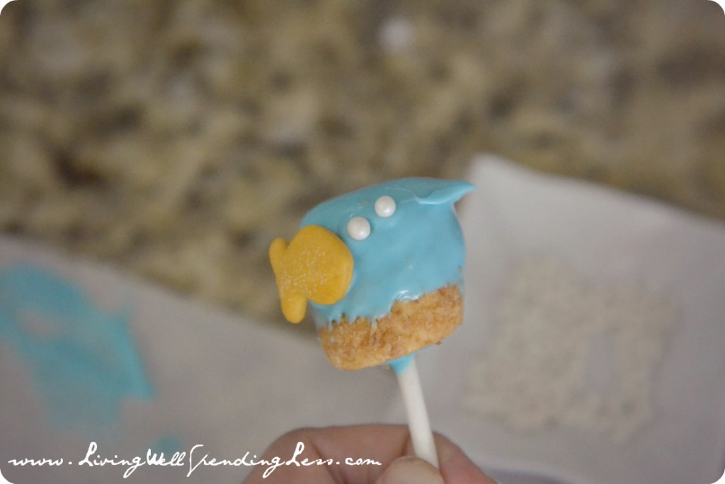 The next step of the goldfish marshmallow pops tutorial is to add the star of the show: the goldfish!