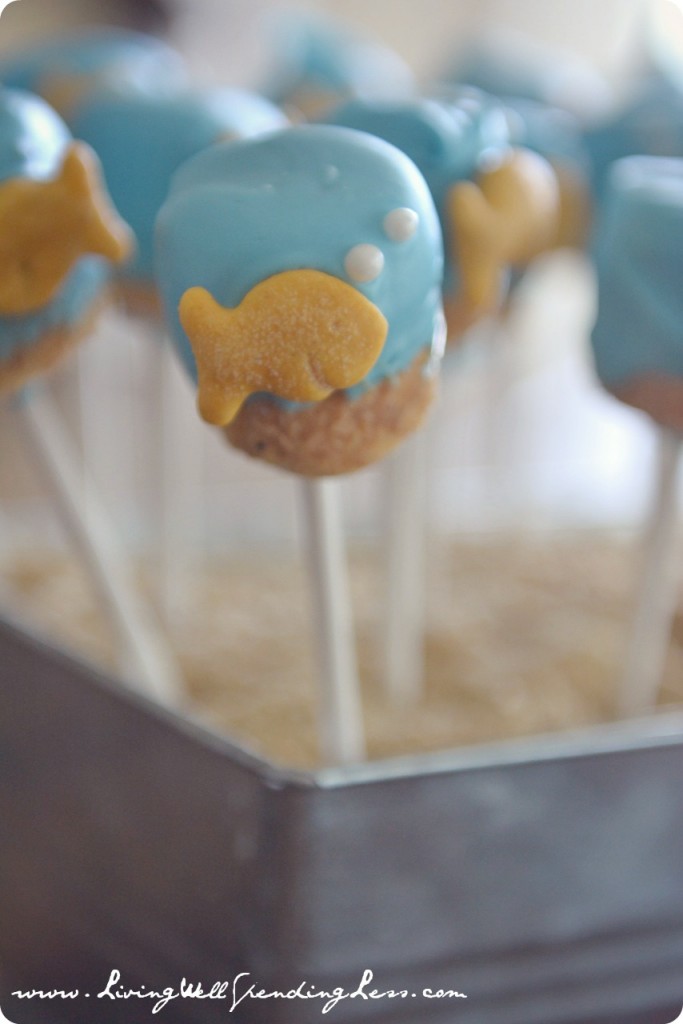 Learn how to create these adorable treats with this goldfish marshmallow pops tutorial!