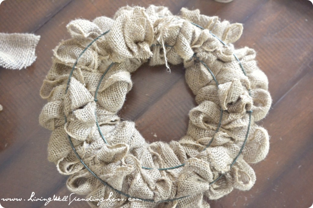 Fluff and even out the loops so that the wire frame is not visible from the front of the wreath. 