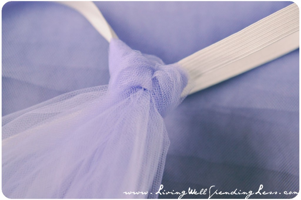 Loop the tulle and knot it around the elastic. 
