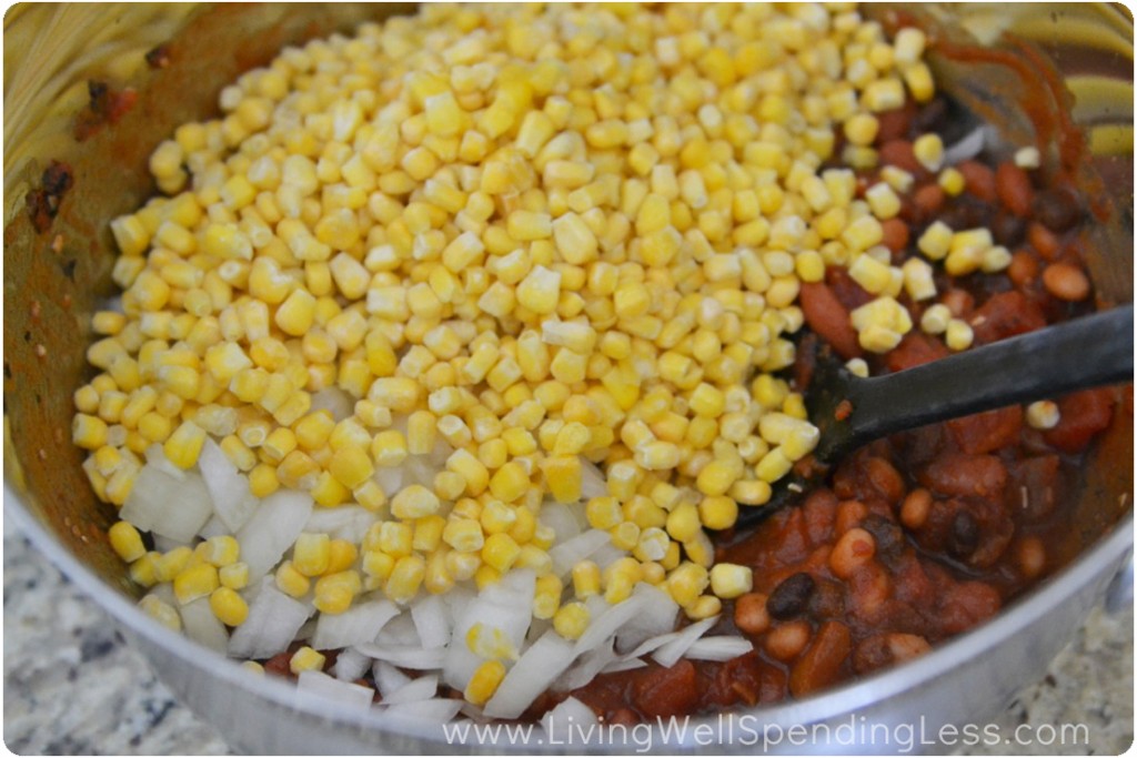 Combine the corn and onions in the taco soup. 