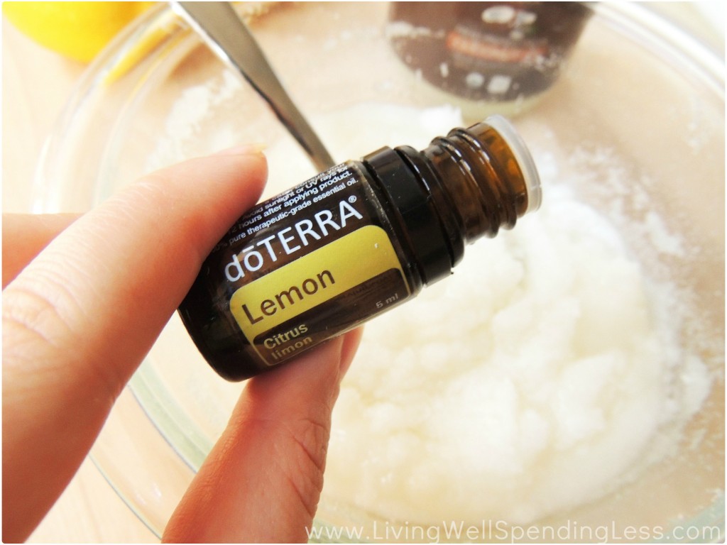 Adicionar algumas gotas de óleo essencial, como este óleo de limão do doTERRA.