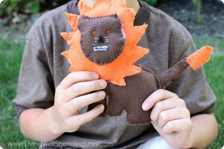 DIY Stuffed Felt Lion