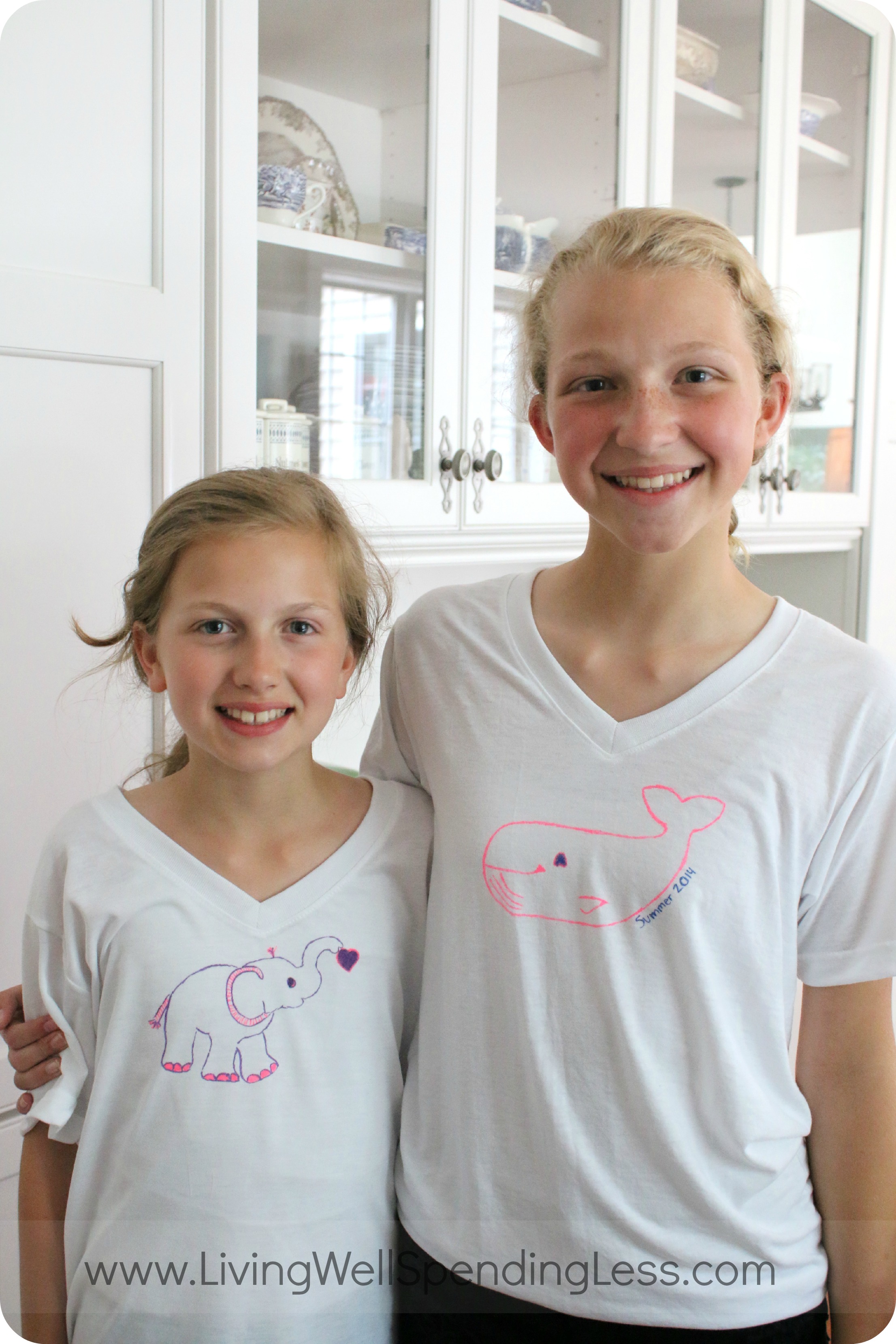 How adorable are these DIY Sharpie Marker t-shirts? These girls love their fresh new t-shirt designs for summer. 