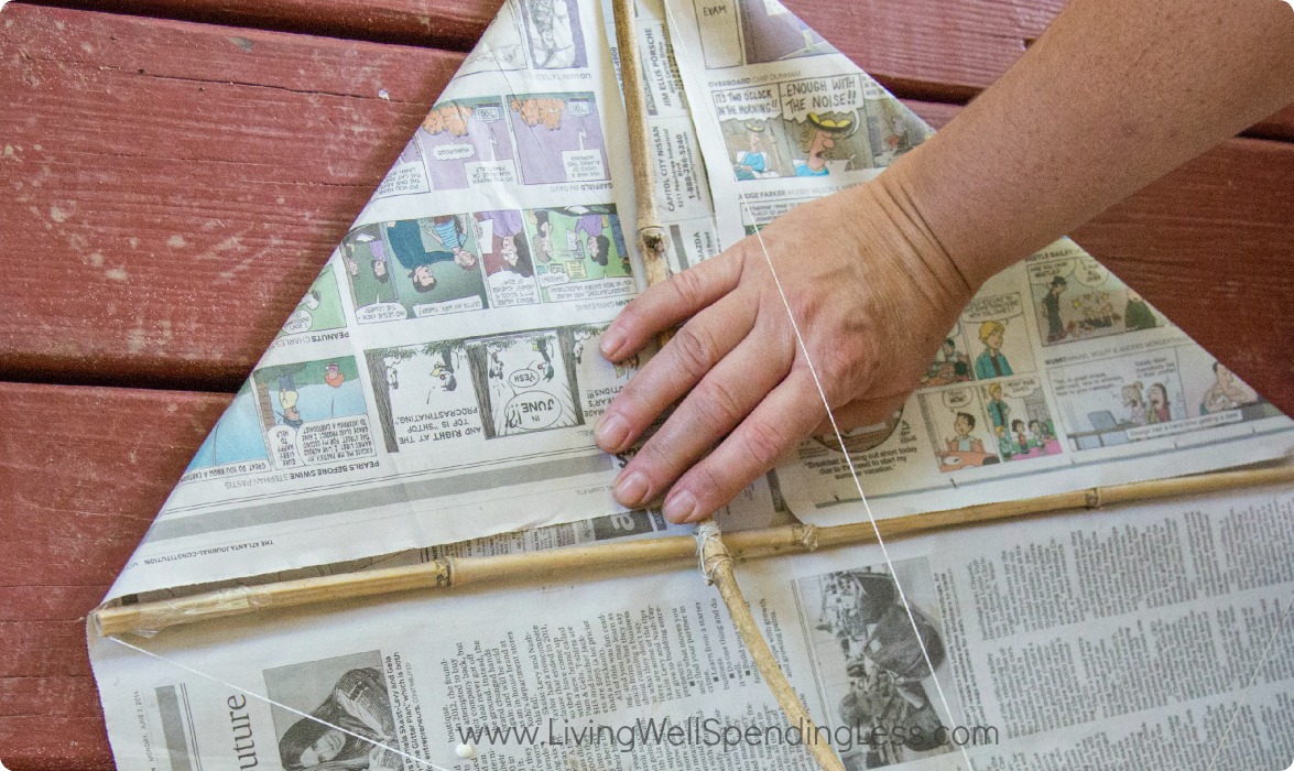 DIY Newspaper Kite | Newspaper Kite | DIY Kite | Outdoor Activity | DIY Newspaper Crafts