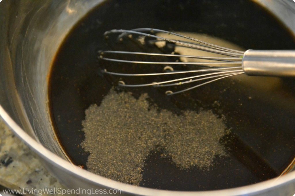 In large bowl, whisk together beef broth, vinegar, Worcestershire, soy sauce, garlic, onion, honey, cayenne pepper, black pepper, and salt.