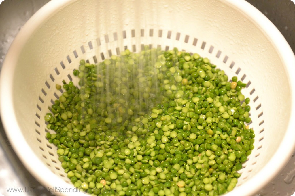 Rinse peas under water and set aside. 