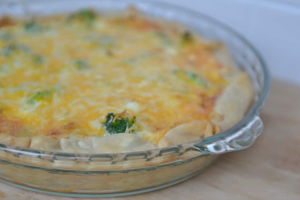 The yummy vegetable quiche should rest for a few minutes before serving. 