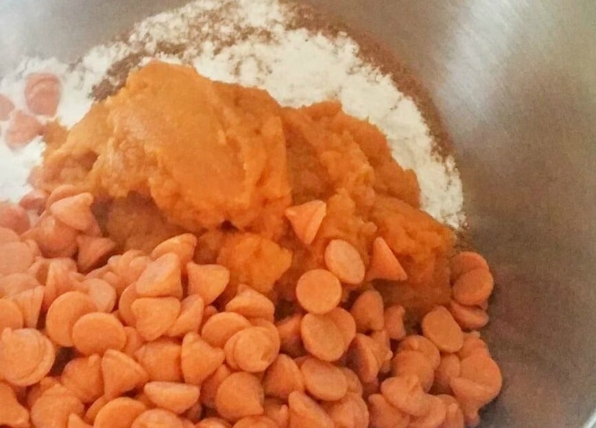 Combine vanilla cake mix, pumpkin pure, pumpkin pie spice and pumpkin spice morsels. 