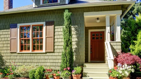 Ever seriously considered downsizing your living space? Believe it or not, there's a lot to love about less square footage. Don't miss these 5 BIG benefits of living in a small home!