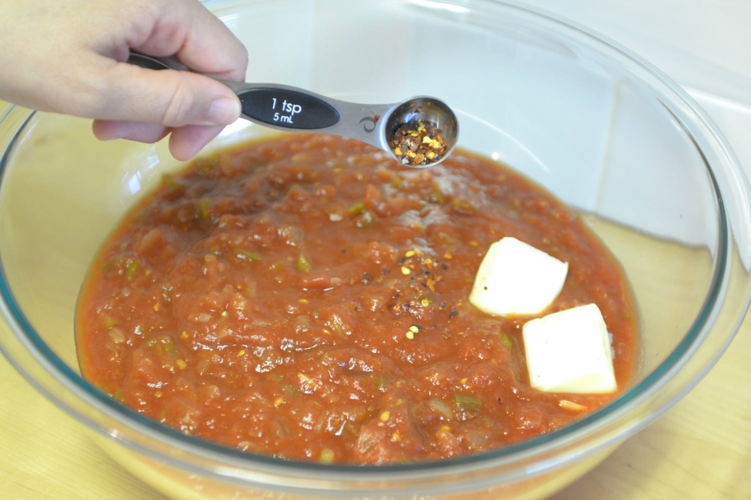 Combine salsa, butter and red pepper flakes in large bowl.