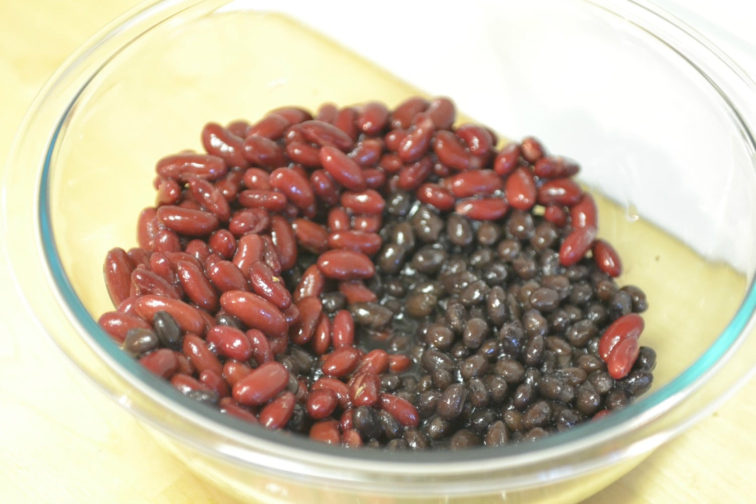 Drain and mix the kidney beans and black beans in a bowl. 