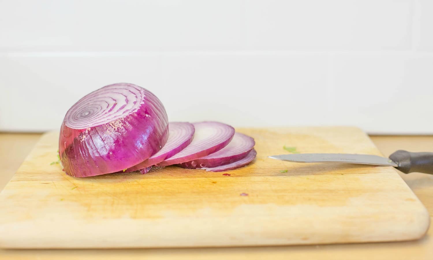 Cut thin slices of red onion and set aside.