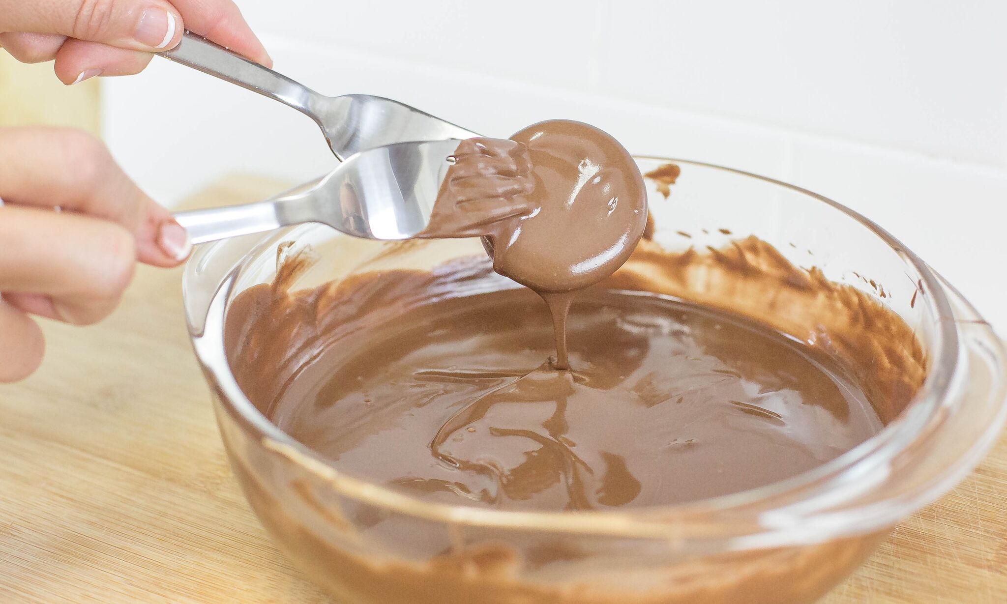 Dip Ritz crackers into chocolate mixture. 