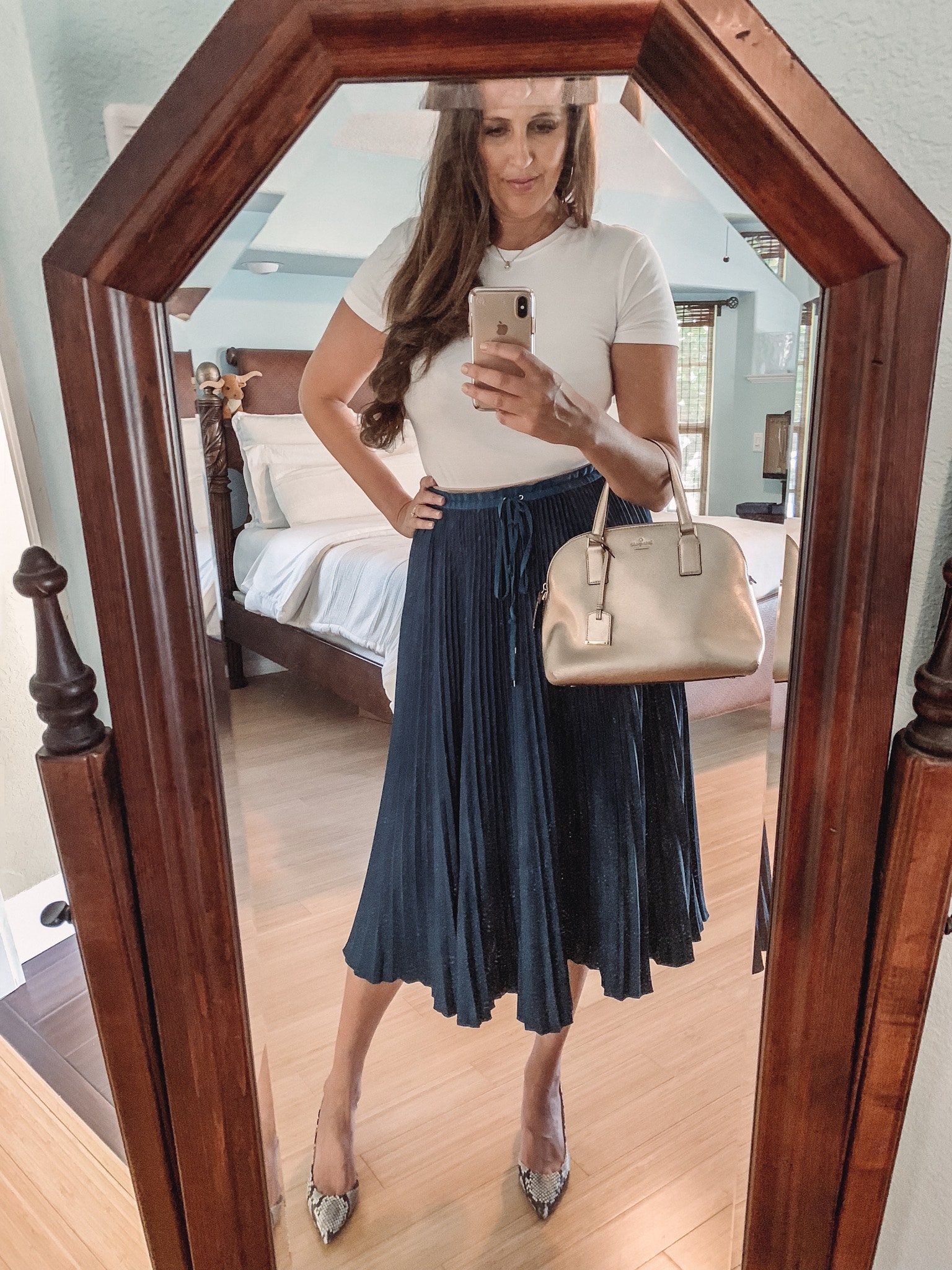 Pair your favorite white tee-shirt with a skirt.Don't have time to fuss over fashion? Why over-complicate your wardrobe with hard-to-match items? Here are 10 great ways to dress up a classic white t-shirt. #fashion #DIY #beauty #fashiontips #wardrobe #beautytips 