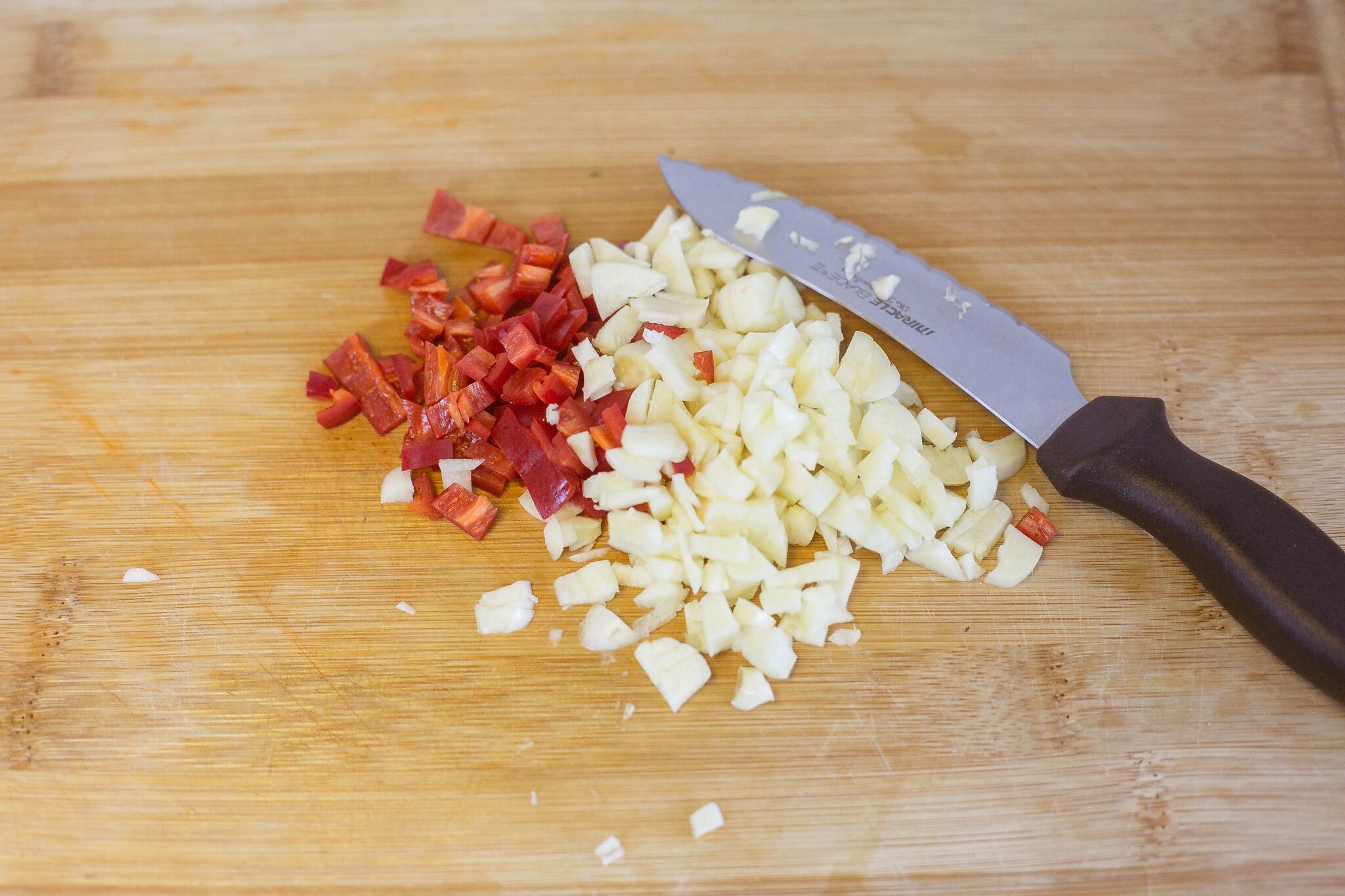 Cut the chili pepper and mince the garlic.