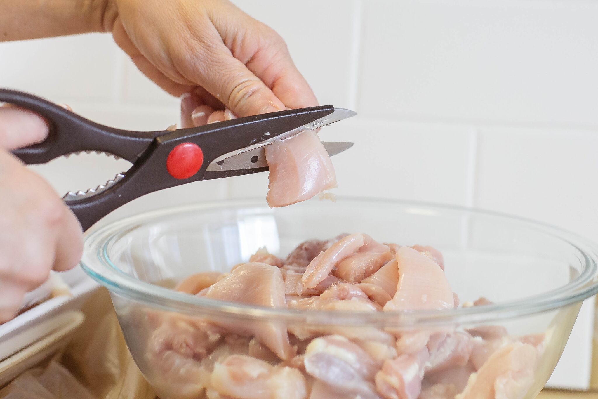 Cut the chicken thighs into chunks in a bowl.