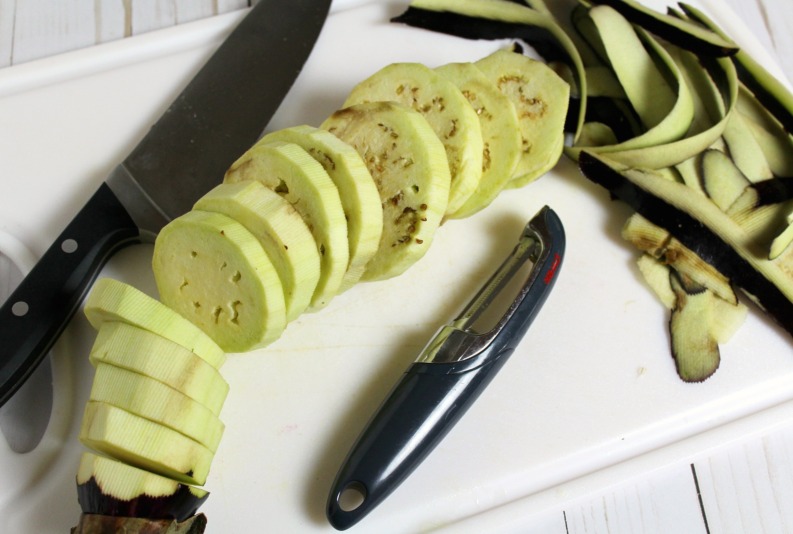 Peel the eggplant and cut into thick slices. 