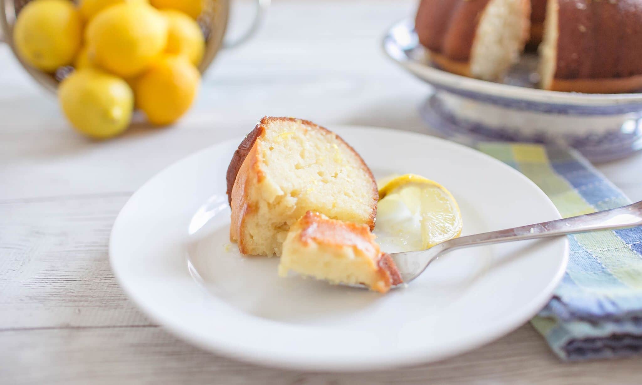 Enjoy this awesome lemon bundt cake