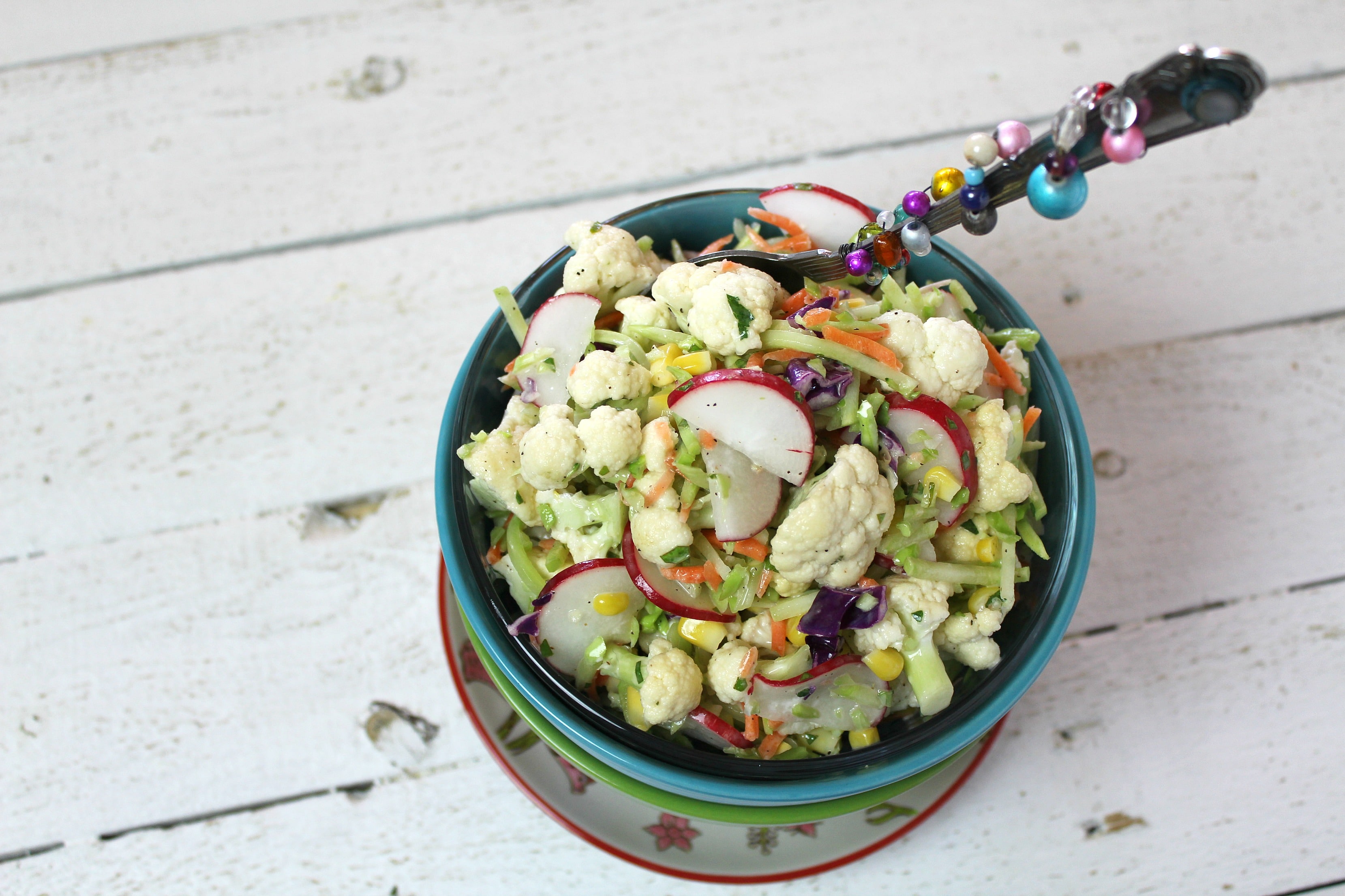 Serve seasoned salad in bowel to eat. 