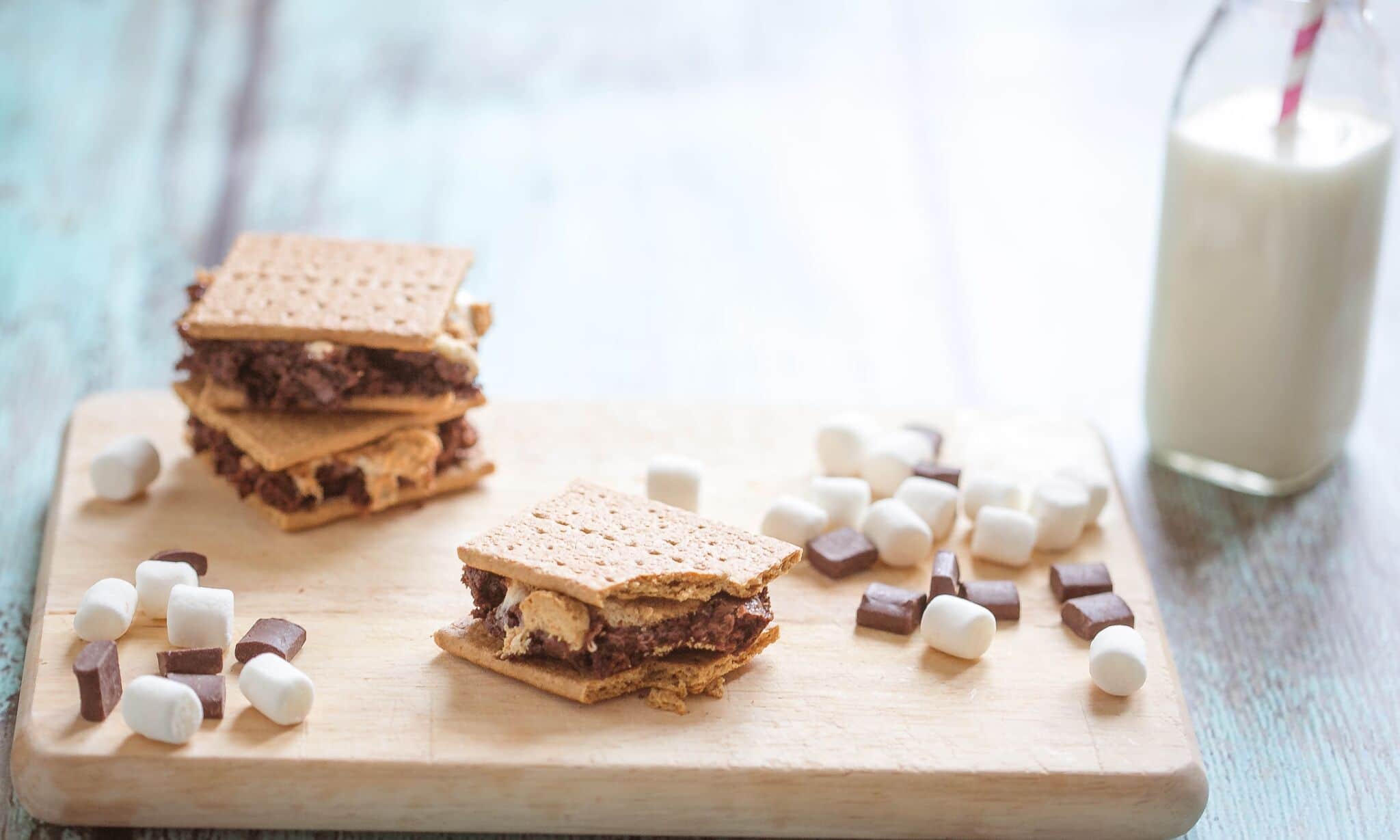 Serve finished s'more brownies with graham crackers. 