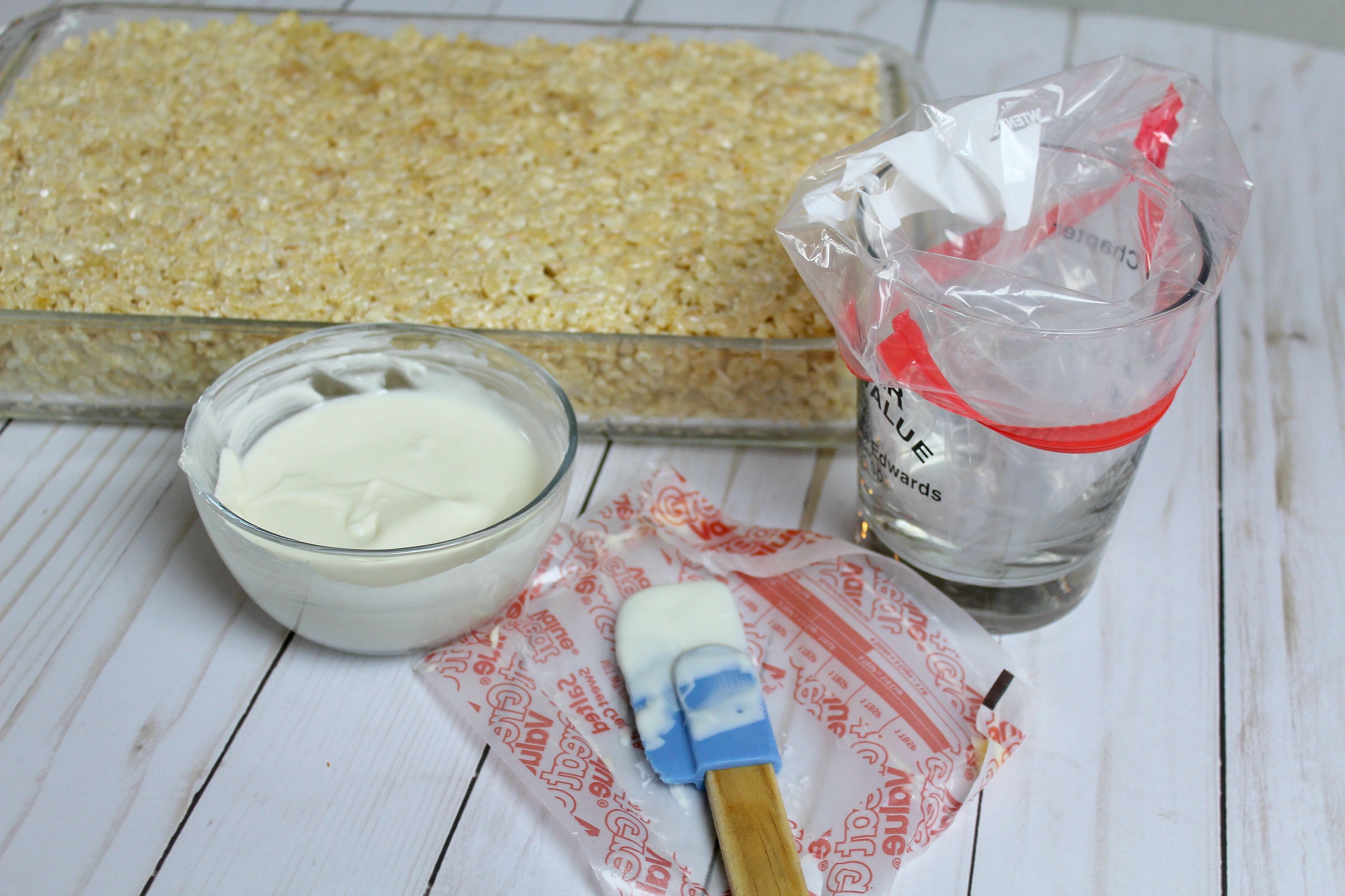 Melt the remaining chocolate chips in the microwave in a small bowl. Prepare a frosting bag over a glass to add the icing. 