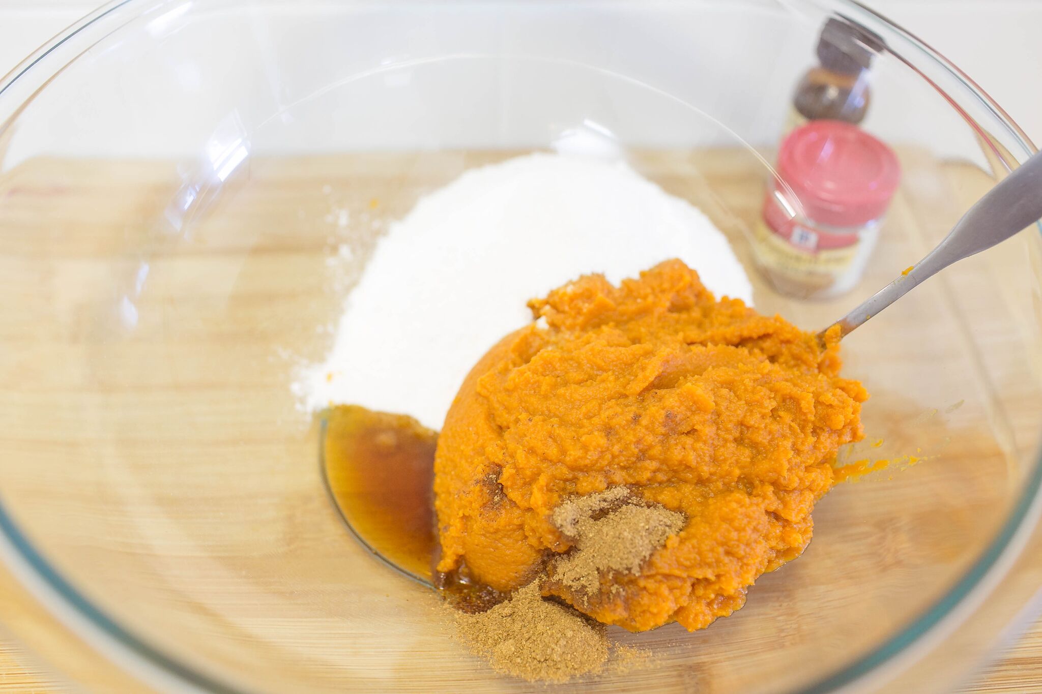In a large bowl, mix together the pumpkin puree, instant pudding mix, vanilla extract, and pumpkin spice.