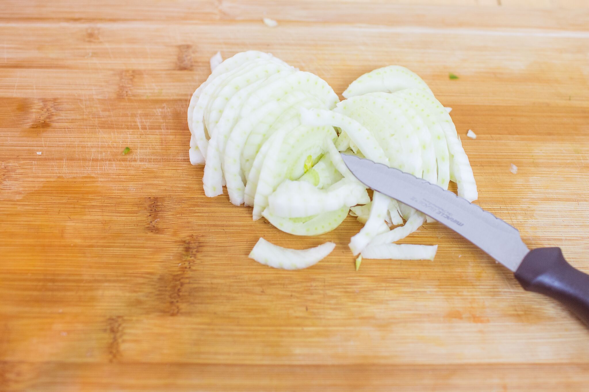 Slice fennel into thin pieces.