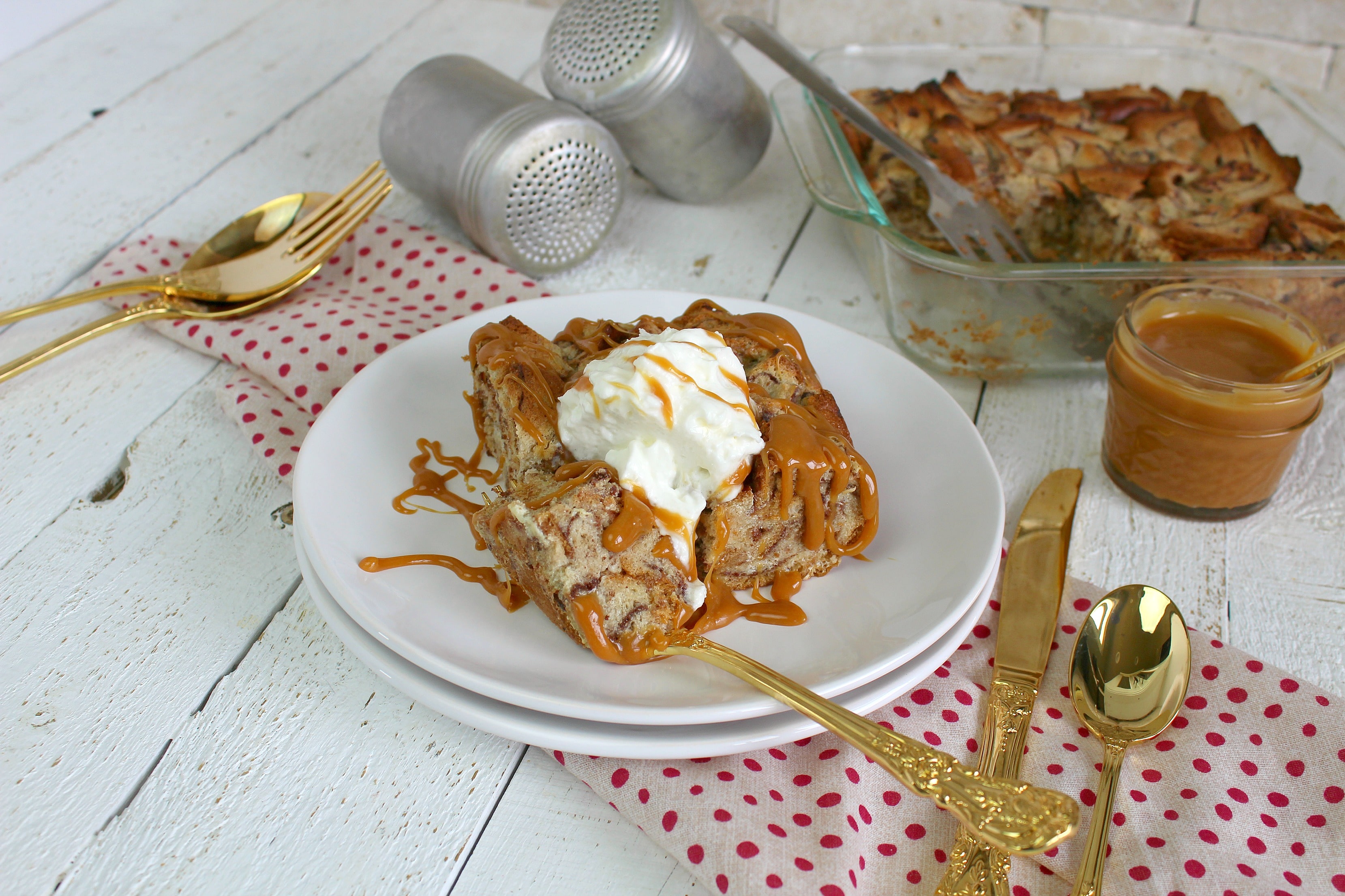 Who doesn’t love bread pudding? There’s the delicious warm bread, the vanilla creaminess, the caramel topping. Bread pudding is pretty much Heaven on a plate. Though most of the time it’s just way too time-consuming to even attempt. But, not anymore! With just 5 ingredients, this is the easiest and most delicious bread pudding recipe we’ve ever had the pleasure of making! #livingwellspendingless #recipes #dessertrecipes #easyrecipes