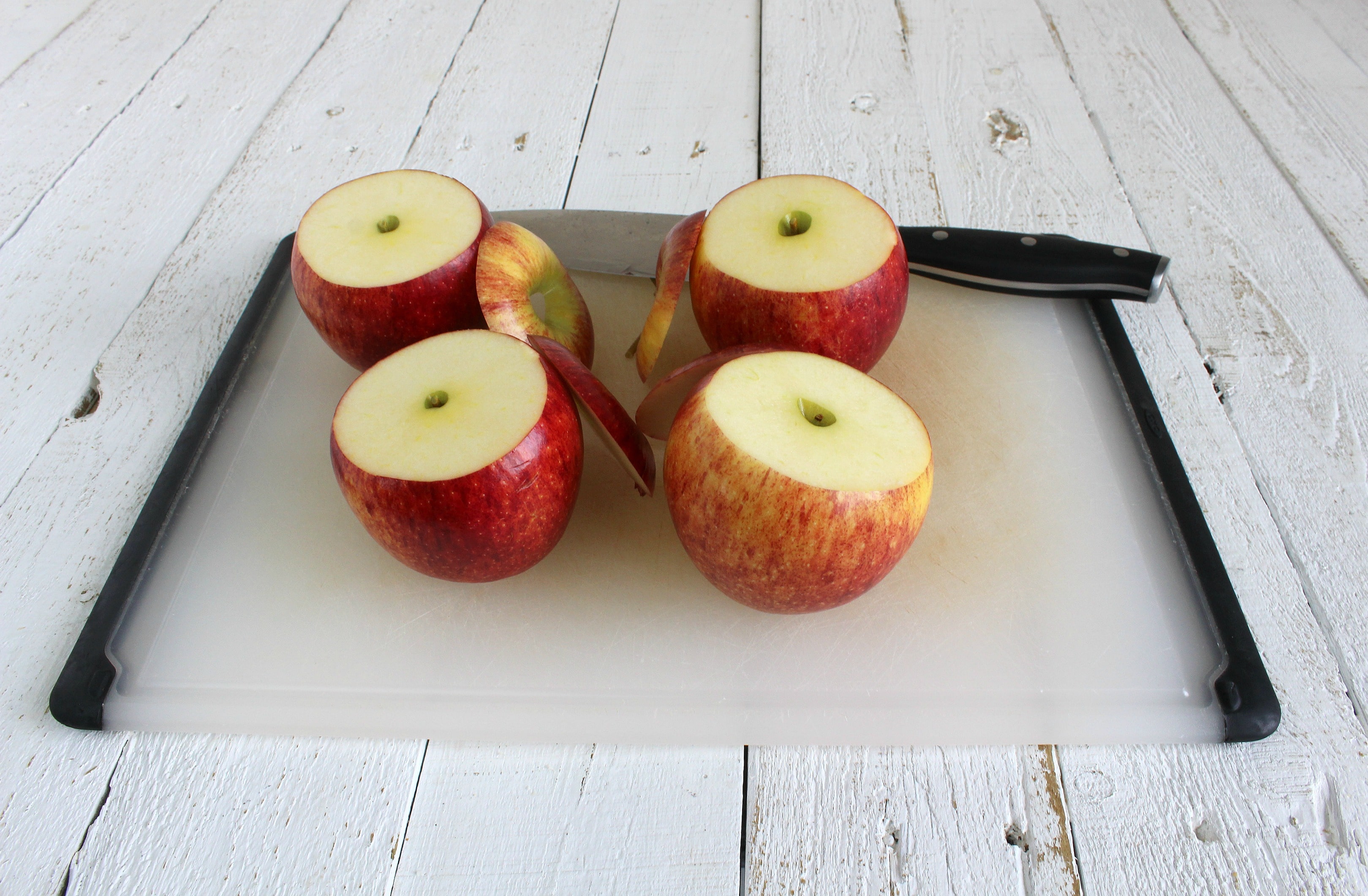 Looking for a last minute dessert recipe to wow your friends? This recipe may be new to you, but I'm sure we're all familiar with blooming onions from a popular restaurant in most of our towns. This Bloomin' Apple recipe is basically the same concept and uses just 5 delicious ingredients and very little effort!