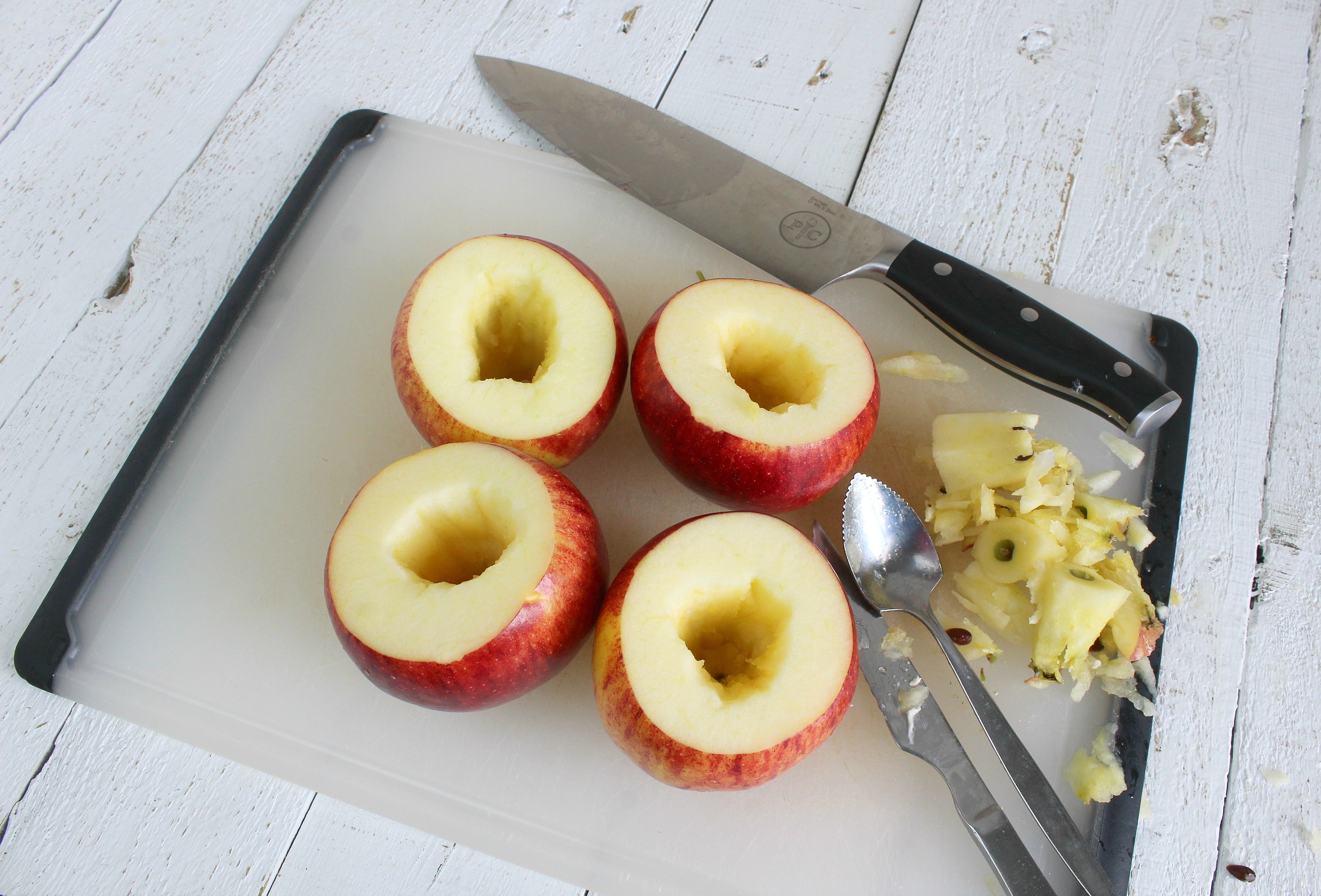 Looking for a last minute dessert recipe to wow your friends? This recipe may be new to you, but I'm sure we're all familiar with blooming onions from a popular restaurant in most of our towns. This Bloomin' Apple recipe is basically the same concept and uses just 5 delicious ingredients and very little effort!