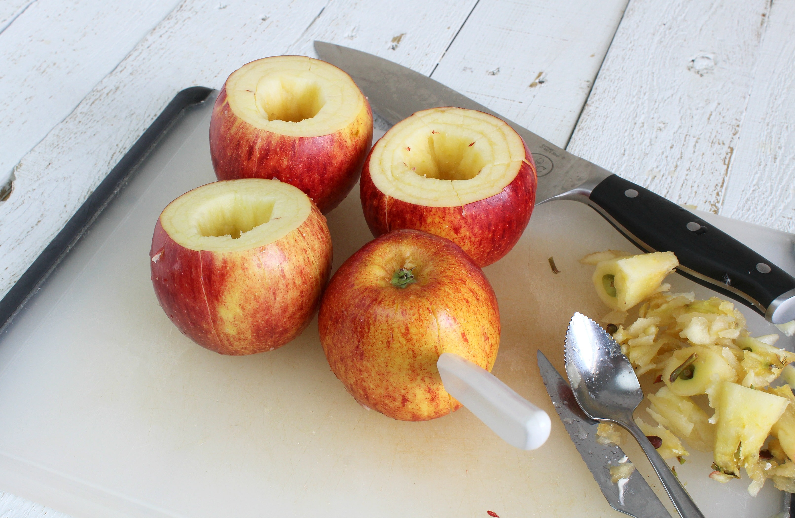 Looking for a last minute dessert recipe to wow your friends? This recipe may be new to you, but I'm sure we're all familiar with blooming onions from a popular restaurant in most of our towns. This Bloomin' Apple recipe is basically the same concept and uses just 5 delicious ingredients and very little effort!