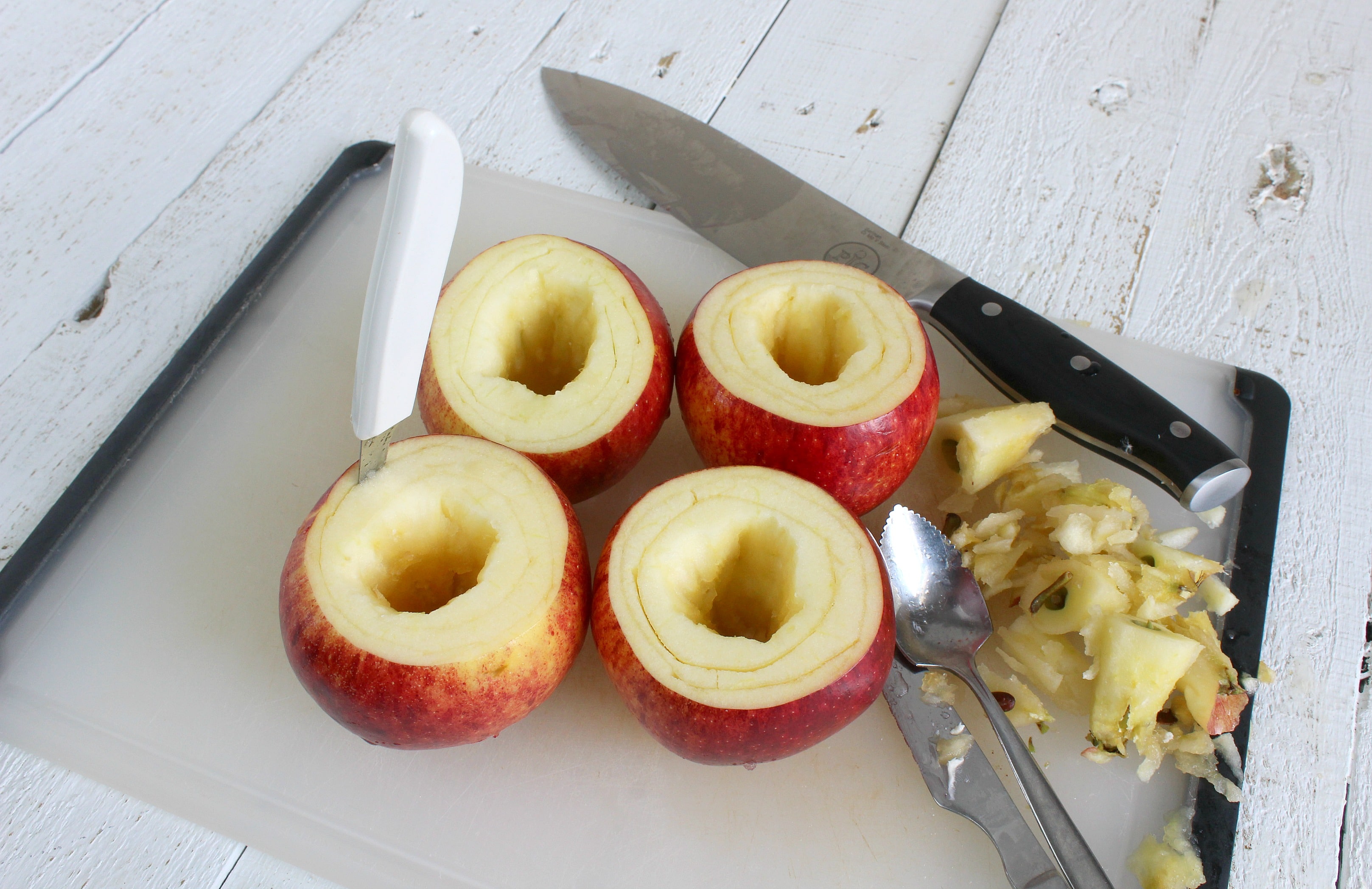 Looking for a last minute dessert recipe to wow your friends? This recipe may be new to you, but I'm sure we're all familiar with blooming onions from a popular restaurant in most of our towns. This Bloomin' Apple recipe is basically the same concept and uses just 5 delicious ingredients and very little effort!