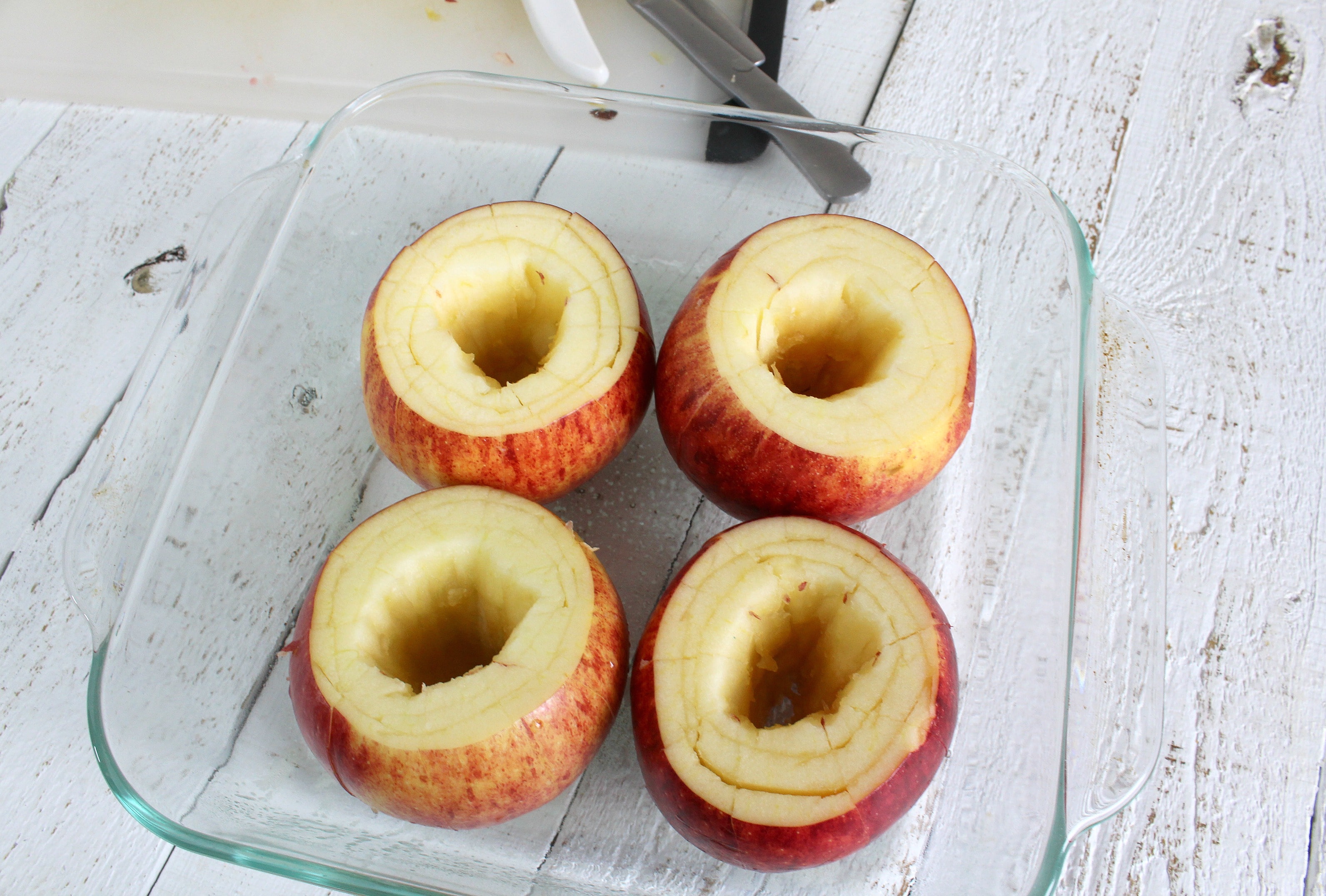 Looking for a last minute dessert recipe to wow your friends? This recipe may be new to you, but I'm sure we're all familiar with blooming onions from a popular restaurant in most of our towns. This Bloomin' Apple recipe is basically the same concept and uses just 5 delicious ingredients and very little effort!