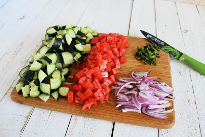 Looking for healthier lunch options that you can make ahead of time? These Mason Jar Salads are easy to assemble and will last you all week! 