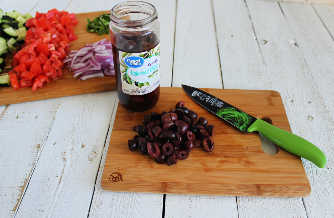 Looking for healthier lunch options that you can make ahead of time? These Mason Jar Salads are easy to assemble and will last you all week! 