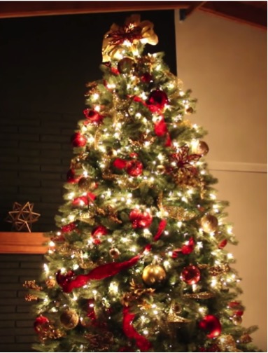 Decorate a tree for less. Do you love holiday decor, but just can’t justify spending a lot of money on it? With these simple, chic, and cheap holiday decorating ideas you can absolutely achieve that high-end holiday look you crave without spending a bunch of money OR losing sleep. Don’t miss these 9 holiday decorating ideas that look expensive! #holidays #holidaydecor #diy #holidaydiy #decorating #home #diyideas #diyprojects #homedecor